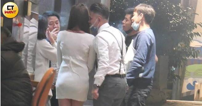 梁軒安與雀兒喜頻頻交頭接耳，看來相當熟稔且互動有些曖昧。（圖／本刊攝影組）