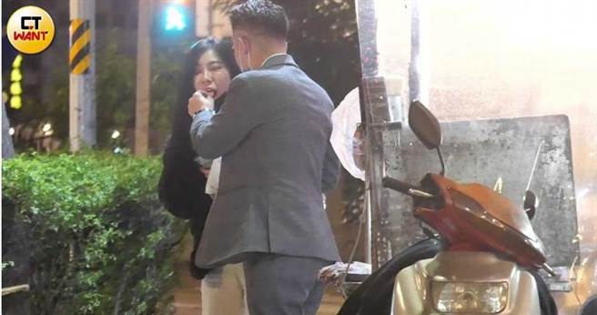 又過一會兒，梁軒安與余曼曼在門口的香腸攤買了點吃的，梁軒安竟上演了餵食秀，不僅拍拍對方肩膀，還二度親手將食物送進女方嘴裡。（圖／本刊攝影組）