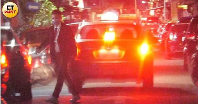 嗨到深夜兩點多梁軒安獨自走出KTV，搭乘計程車返家。（圖／本刊攝影組）