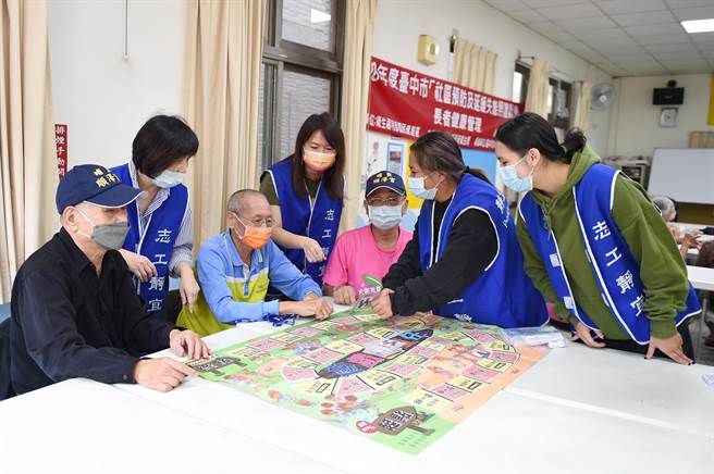 由静宜原住民专班学生所组成的「高龄乐活代间趣─社区服务健康促进」团队，与大里区大新社区关怀据点合作，深入社区服务。（静宜大学提供）