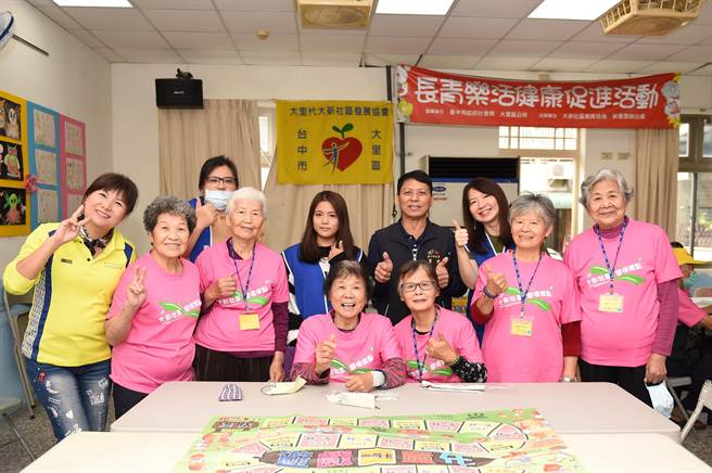 静宜大学师生深入社区，关心社区发展、关注长者的营养教育、体适能，及预防失智及失能等健康议题。（静宜大学提供）