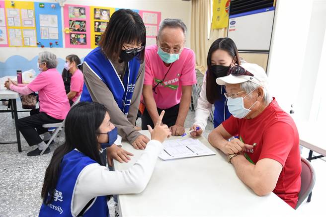 静宜「社区健康促进服务团队」透过桌游、营养教育、体适能等课程，促使参与活动的长者获得社区照顾、延缓老化，也能感受学生的年轻活力！（静宜大学提供）