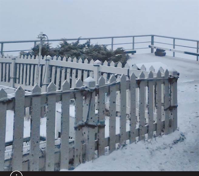 耶诞节一波冷空气来袭，山区可望再度降雪。（图为玉山日前下雪。中央气象局提供）