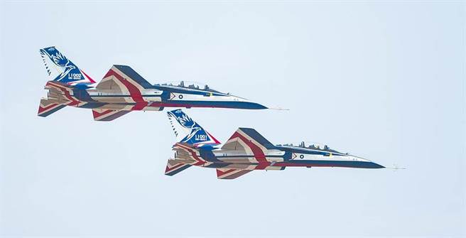 勇鹰第二号量产机(编号11002)今飞台东志航基地，汉翔董座胡开宏同乘交机。(军闻社提供)