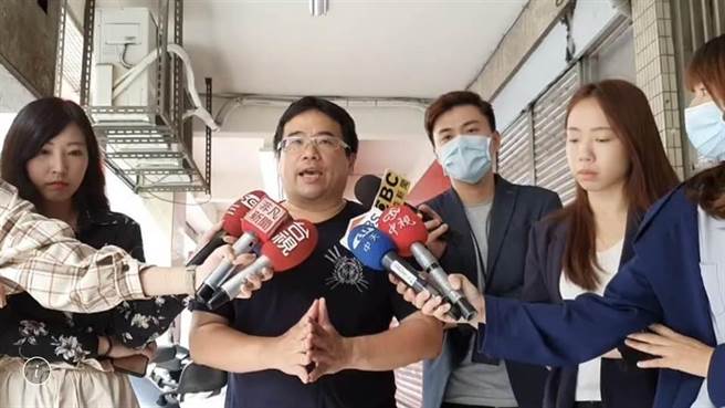 台北市員警石明謹（左二）擔任愛爾達電視台足球賽事評論員。（本報資料照片）