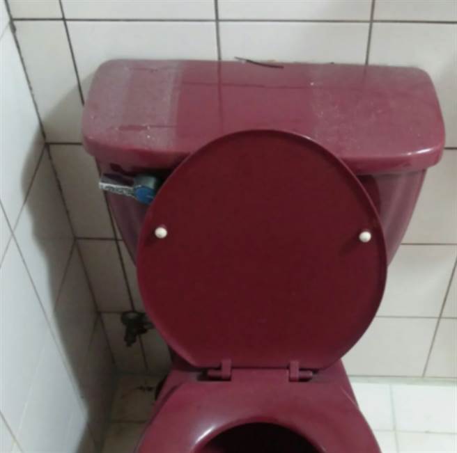 一对情侣租房子，原本谈妥的条件却因卫浴设备秒退。（翻摄脸书）