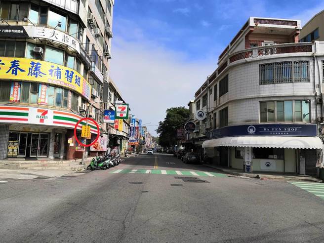 金门金湖地区新增2处科技执法路口，自动侦测违规停车，自明年元旦起24小时全天候取缔，违停3分钟就开罚。（警方提供）