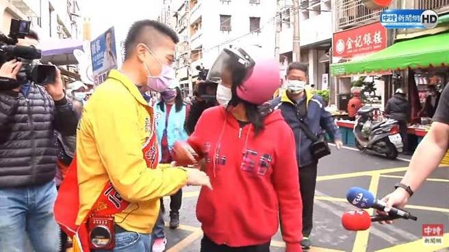 國民黨台中第二選區立委補選候選人顏寬恒22日前往烏日區掃街拜票。（圖／翻攝自中時新聞網直播）