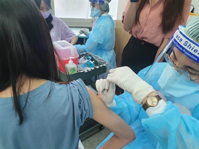 桃园市113所国中、高中职及五专在20日起办理BNT第2剂疫苗入校施打，图为示意图。（陈梦茹摄）