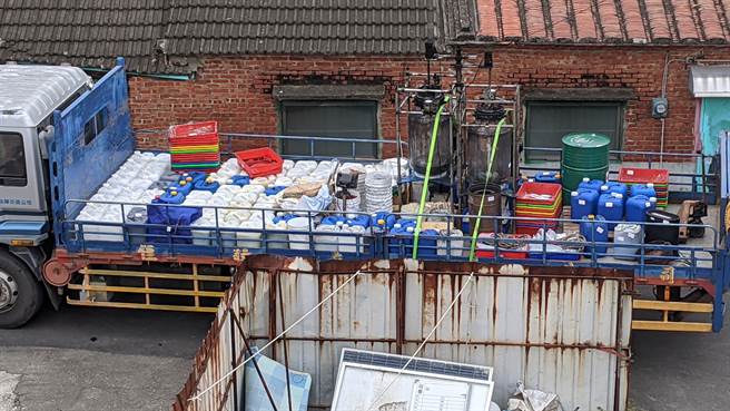 台南佳里一间透天厝11月24日发生爆炸冒出大火，警方事后调查，屋内竟放置122公斤新兴毒品「喵喵」的成品及半成品，至少可制成10万包毒咖啡。(戴志扬翻摄)