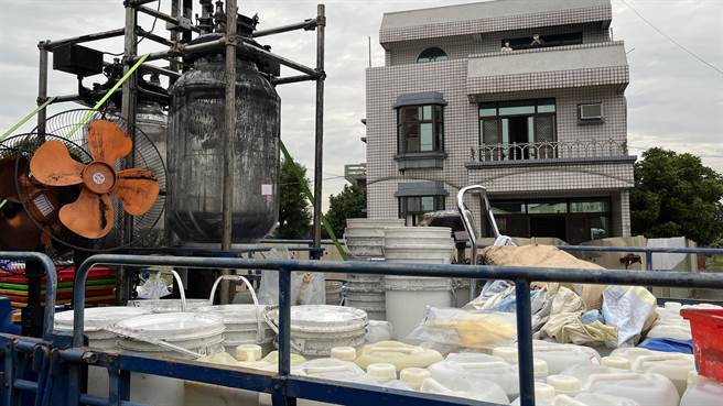 台南佳里一间透天厝11月24日发生爆炸冒出大火，警方事后调查，屋内竟放置122公斤新兴毒品「喵喵」的成品及半成品，至少可制成10万包毒咖啡。(戴志扬翻摄)