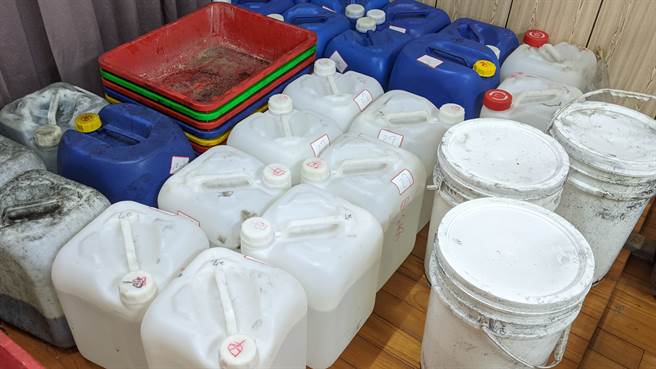 台南佳里一间透天厝11月24日发生爆炸冒出大火，警方事后调查，屋内竟放置122公斤新兴毒品「喵喵」的成品及半成品，至少可制成10万包毒咖啡。(戴志扬翻摄)