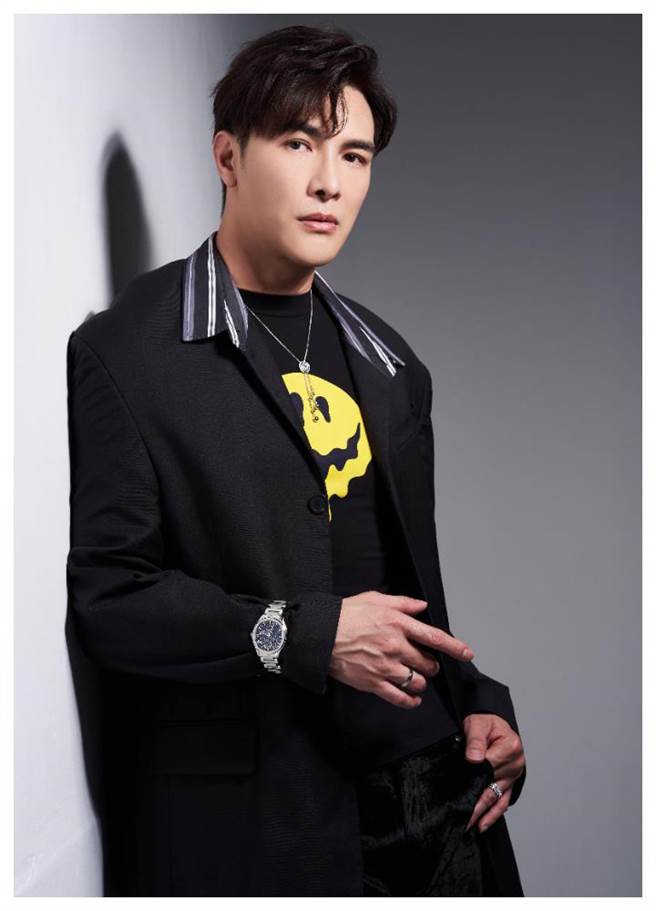 谢佳见有意在影艺事业更上一层楼，经过一年的沉潜后，今年勇于尝试不同戏路，挑战新角色，佩戴伯爵（PIAGET）Polo系列镂空超薄表，帅气破表。（JOJ PHOTO摄，服装提供／Balenciaga）