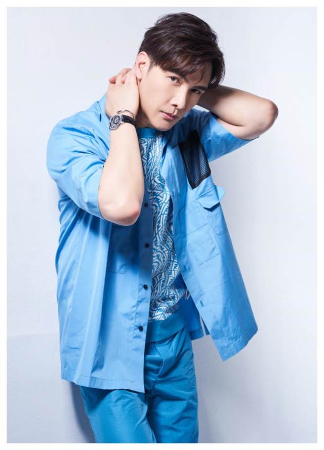 谢佳见今年是忙碌的一年，除了拍戏、出写真书，最近还有《同学会！同鞋~》音乐剧即将登场，佩戴伯爵（PIAGET）Altiplano Ultimate超薄腕表，更添时尚型男的魅力。（JOJ PHOTO摄，服装提供／FENDI）