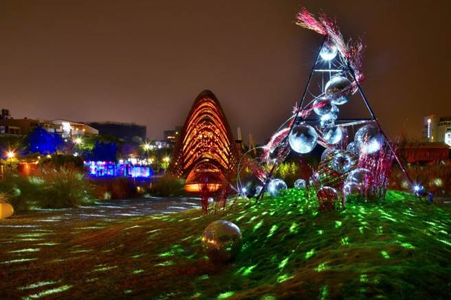 「转念」以吉祥的葫芦为意象，象徵即使经歷时代变迁，心中仍转动闪耀着丰原过往繁荣的感念。（台中市观旅局提供／王文吉台中传真）