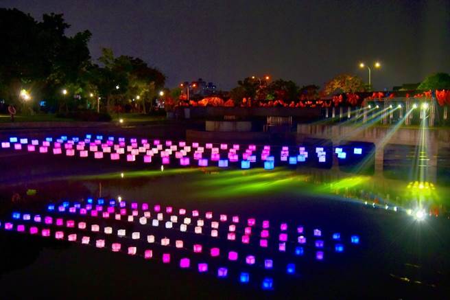 「生命的色彩」无人机展演结合水面灯组倒影呈现。（台中市观旅局提供／王文吉台中传真）