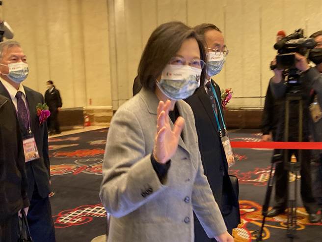 蔡總統說，投資台灣三大方案已經帶動上千家廠商，超過1.5兆元資金回到台灣，也為台灣創造的12萬3000個工作機會。（盧金足攝）