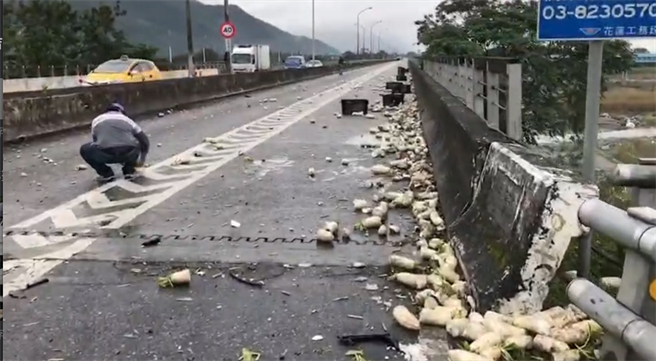 34岁的孙姓男子酒后驾车，行经花莲县寿丰乡木瓜溪桥，不慎追撞开在他前方装满白萝卜的小货车，撞击力道之大，导致货车上的菜头喷飞满地，现场一片狼藉。（警方提供／罗亦晽花莲传真）