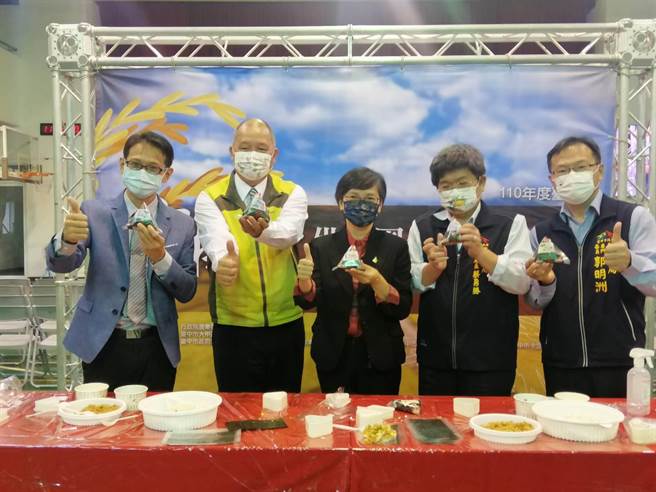 为照顾在地学童健康，台中市推动有机米供应校园午餐使用计画。（台中市农业局提供／王文吉台中传真）