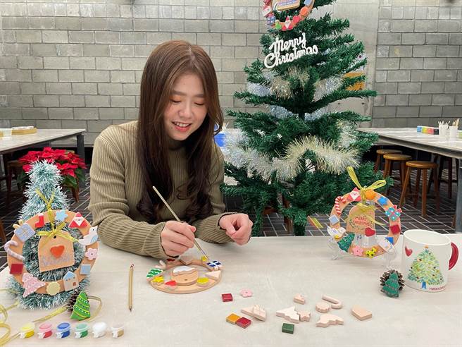 陶博馆陶艺研习室推出「耶诞花环」彩绘体验活动，费用250元。（陈慰慈摄）