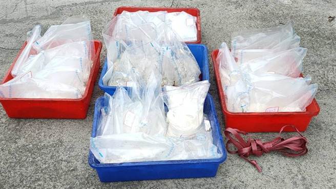 台南市佳里區11月24日一處偏僻民宅發生火警，意外爆出製毒案，警方查獲毒品之半成品與原料。（讀者提供／劉秀芬台南傳真）