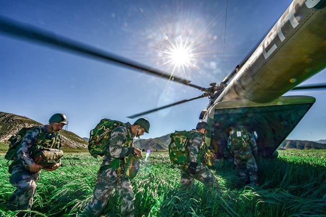 艾利森引述美军参谋首长联席会议主席密利(Mark Milley)说法，形容共军已自「1979年以来规模非常庞大且以农民为基础的步兵军队，转变为一支跨越所有领域并拥有强大能力与全球野心的军队」。图为西藏军区首次举行成建制低空伞降训练。(图/中新社)