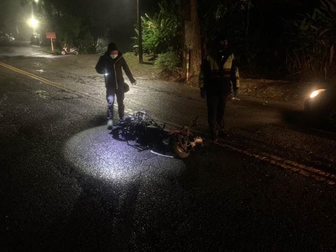 遭纵火的机车仅剩车架。（警方提供）