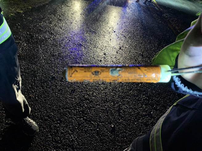 警方在附近寻获信号弹残骸。（警方提供）