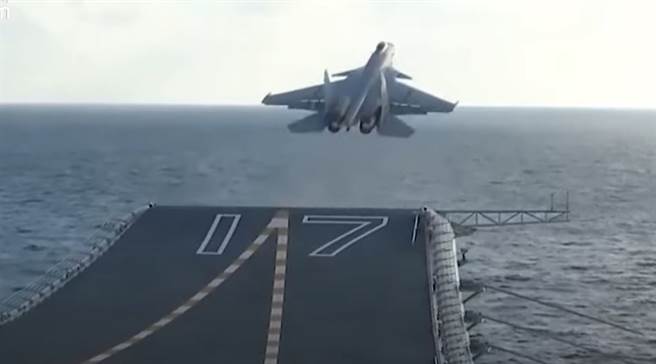 解放军第一艘自制航母「山东」舰在南海演训的资料照。（央视）