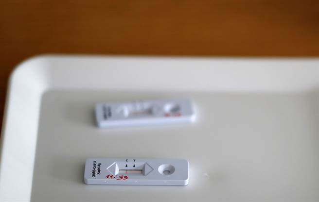 拜登宣布將在明年1月起，免費提供5億劑居家快篩試劑。(示意圖/路透社) 
