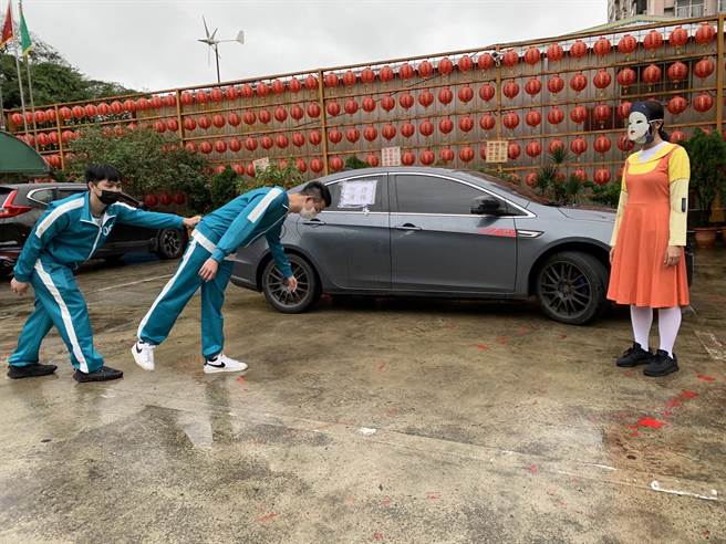 「鱿鱼游戏参赛者」现身新庄警防抢演练  实况逼真引民眾围观（新庄警提供／戴上容新北传真）