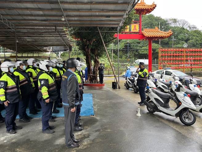 「鱿鱼游戏参赛者」现身新庄警防抢演练  实况逼真引民眾围观（新庄警提供／戴上容新北传真）