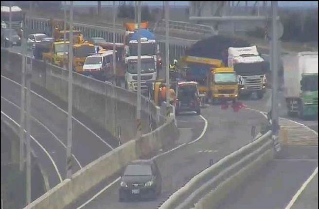 台61線西濱南下通霄後龍段110公里處出口前，發生3部大小車事故，目前傳出2人受困搶救中。（翻攝照片／李京昇苗栗傳真）