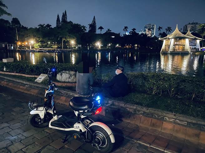 經警方「Men's Talk」後，葛男也覺得他鄉遇故知，掃除心中陰霾，決定振奮面對人生。（讀者提供／張妍溱台中傳真）