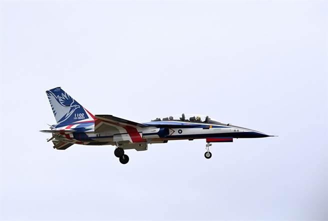 勇鹰2号机今天帅 气降落志航机地，完成交机。（庄哲权摄）