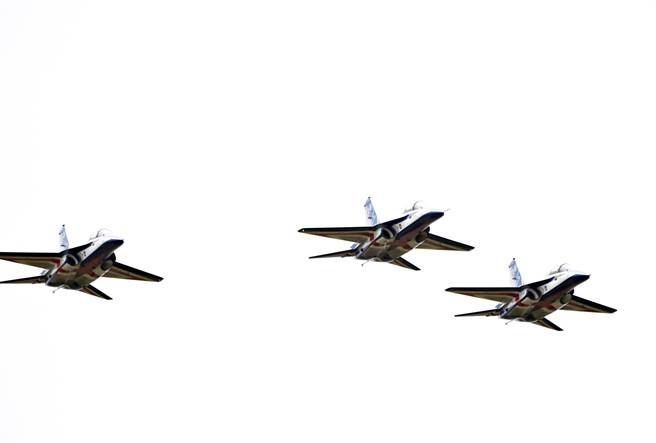 勇鹰2号机由原型机及1号机伴飞，完成交机。（庄哲权摄）