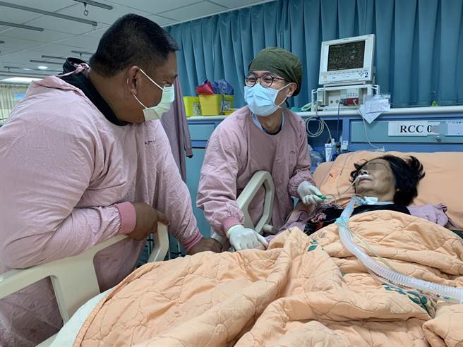 花莲1名68岁的阿嬷因插管治疗，无法发出声音说话的困扰，门诺医院语言治疗师与呼吸治疗师协助下，利用抽痰装置外接氧气气流震动声带，让阿嬷能开口对儿子说出「我爱你」。（门诺医院提供／罗亦晽花莲传真）
