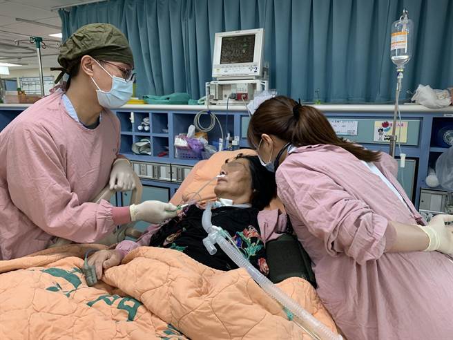 花莲1名68岁的阿嬷因插管治疗，无法发出声音说话的困扰，门诺医院语言治疗师与呼吸治疗师协助下，利用抽痰装置外接氧气气流震动声带，让阿嬷能开口对儿子说出「我爱你」。（门诺医院提供／罗亦晽花莲传真）