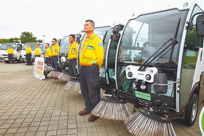 台北市环保局招募414名短期清洁人员，帮助失业民眾安心与家人过节。（资料照，张立勋摄）