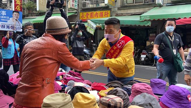 国民党台中二选区立委候选人顏宽恒，上午到乌日市场扫街拜票，争取选民支持。(顏宽恒总部提供／林欣仪台中传真)