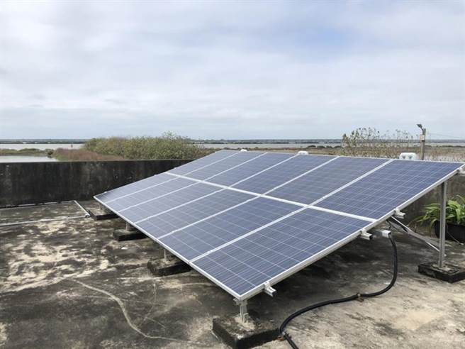 国泰金控22日宣布，第二案座落于台南七股顶山社区「后港国小顶山分校」的太阳能电厂亦将于今年12月底设备完工。图／魏乔怡