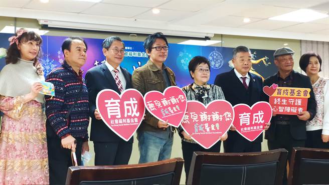 育成基金会今天举行「艺起守护」詹子宏雕塑公益特展开幕记者会，并将提拨收藏比率捐助给育成基金会，展览从即日起至明年1月21日在育成蕃薯藤餐厅二楼展出。（林良齐摄）