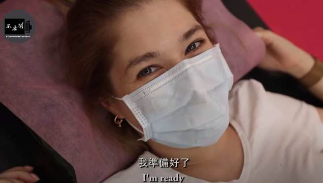 俄罗斯人妻Lana，体验台湾的整復推拿。(翻摄自YouTube)