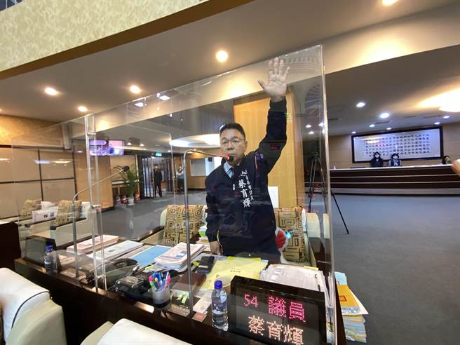 国民党台南市议员蔡育辉今天提临时动议，建请中央将中华民国改为台湾共和国。（曹婷婷摄）