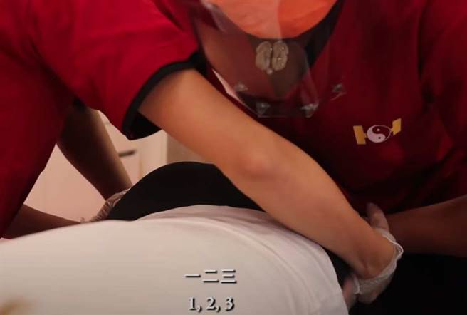 师傅将Lana把她的股骨放回髋骨的正确位置。(翻摄自YouTube)
