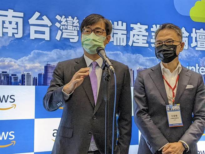 高雄巿长陈其迈（左）22日受访祝韩国瑜新书畅销。（曹明正摄）