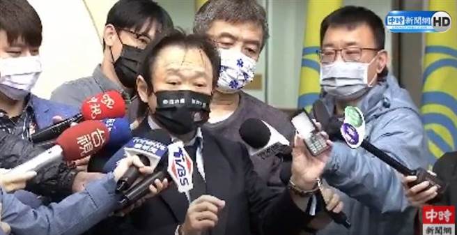 王世坚被抓包占机车停等区，亲秀智障型手机「还原现场」。(取自中时新闻网直播)