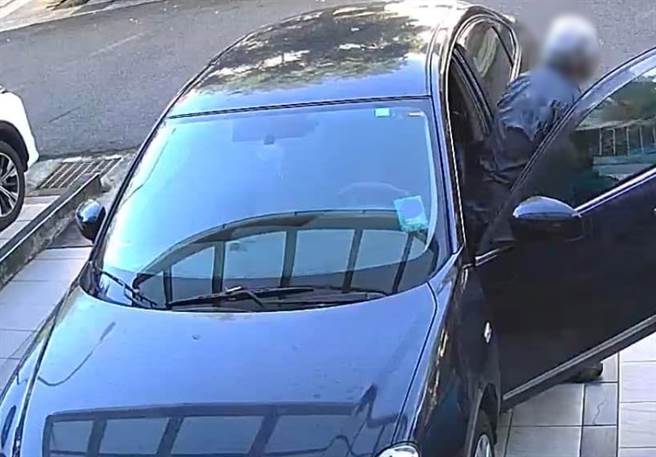 网友分享，他的邻居多次放着自家车位不停，跑来占用他家门口，还大言不惭地说「反正你又不在家」。（示意图／Shutterstock）