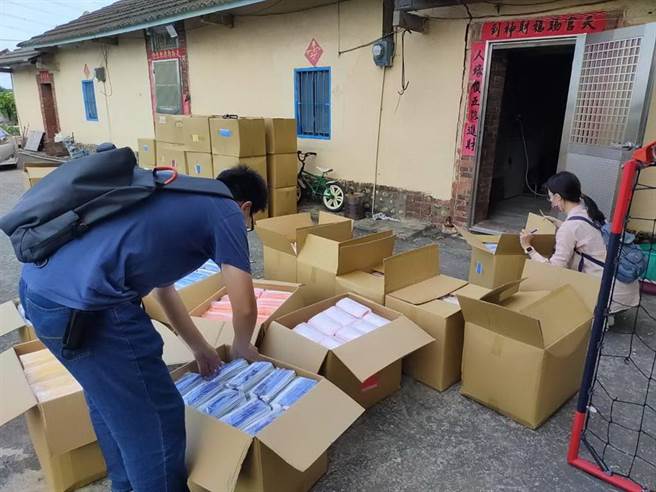 姚姓母子與口罩業者合作，租用工廠非法生產「Made in Taiwan」、「MD」鋼印口罩，檢警查獲47萬多片。台中地檢署偵結，依違反《醫療器材法》等罪嫌起訴姚女等4人。（資料照片）