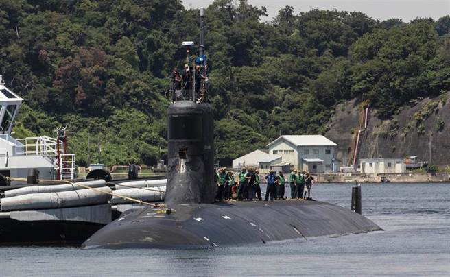 美国海狼级核动力攻击潜舰「康乃狄克」号（USS Connecticut，SSN 22）7月31日抵达日本横须贺港的画面。（美国海军）